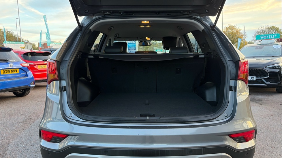 Hyundai SANTA FE 2.2 CRDi Blue Drive Premium 5dr Auto [5 Seats] Diesel Estate - Image 4