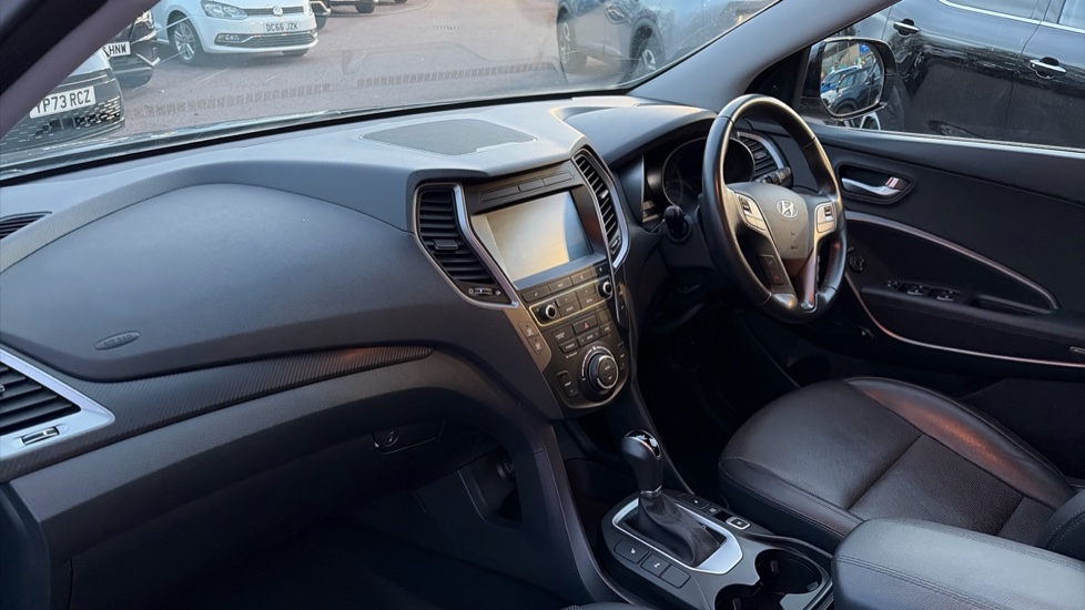 Hyundai SANTA FE 2.2 CRDi Blue Drive Premium 5dr Auto [5 Seats] Diesel Estate - Image 9