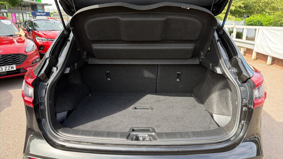 Nissan Qashqai 1.3 DiG-T N-Connecta 5dr Petrol Hatchback - Image 4