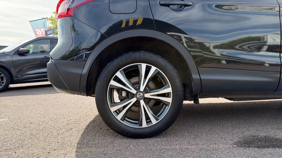 Nissan Qashqai 1.3 DiG-T N-Connecta 5dr Petrol Hatchback - Image 7