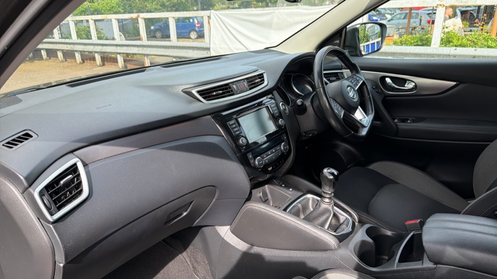 Nissan Qashqai 1.3 DiG-T N-Connecta 5dr Petrol Hatchback - Image 9