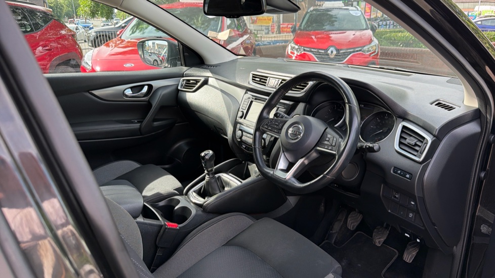 Nissan Qashqai 1.3 DiG-T N-Connecta 5dr Petrol Hatchback - Image 11