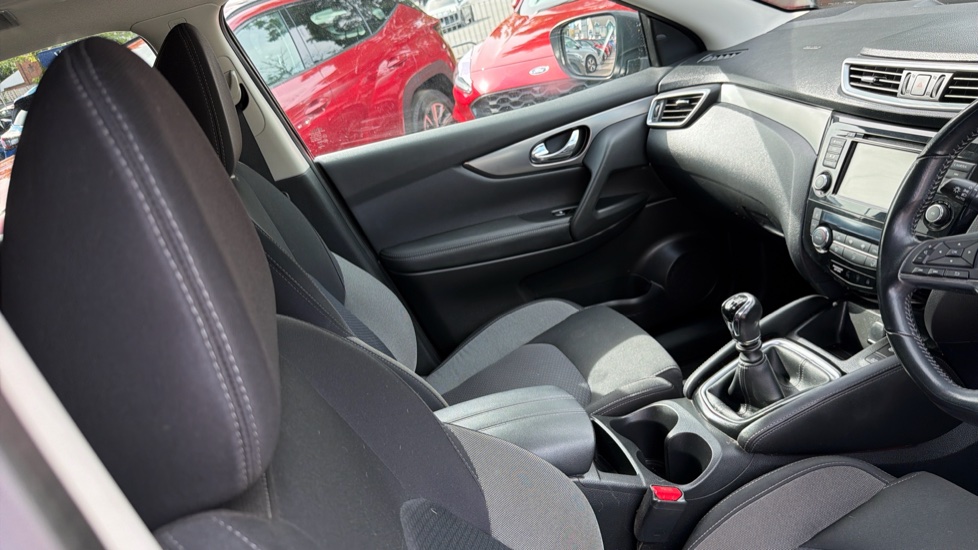 Nissan Qashqai 1.3 DiG-T N-Connecta 5dr Petrol Hatchback - Image 14