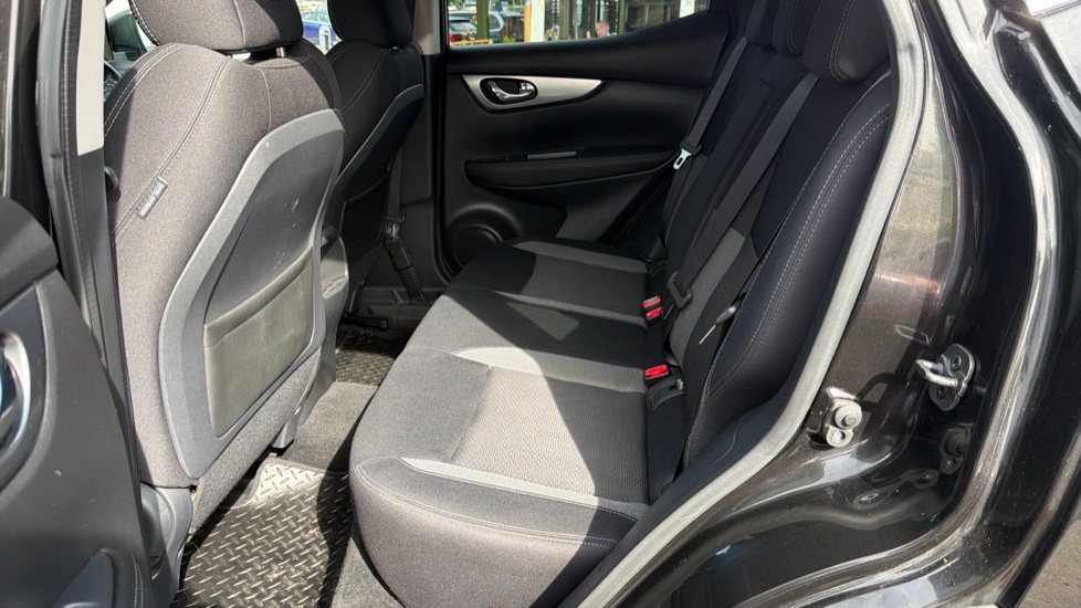 Nissan Qashqai 1.3 DiG-T N-Connecta 5dr Petrol Hatchback - Image 16