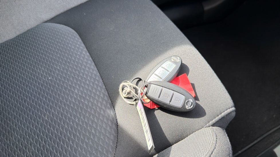 Nissan Qashqai 1.3 DiG-T N-Connecta 5dr Petrol Hatchback - Image 20
