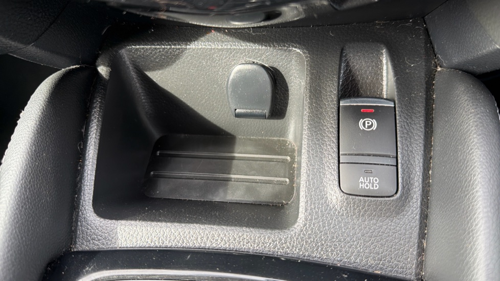Nissan Qashqai 1.3 DiG-T N-Connecta 5dr Petrol Hatchback - Image 27