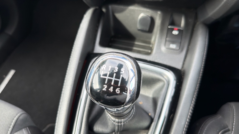 Nissan Qashqai 1.3 DiG-T N-Connecta 5dr Petrol Hatchback - Image 28