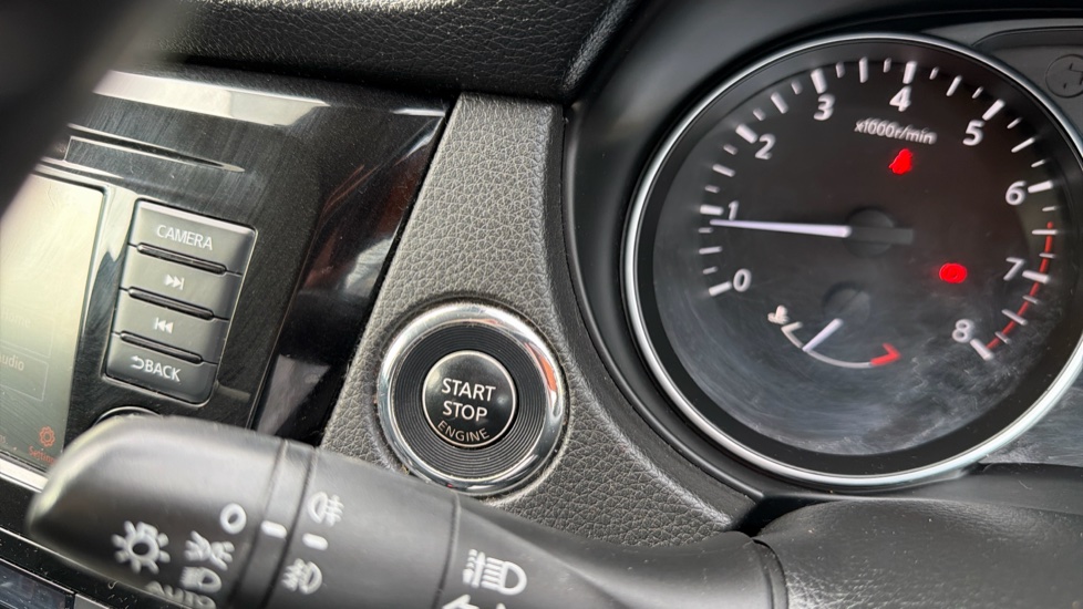 Nissan Qashqai 1.3 DiG-T N-Connecta 5dr Petrol Hatchback - Image 29