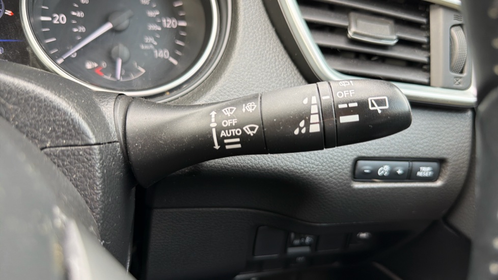 Nissan Qashqai 1.3 DiG-T N-Connecta 5dr Petrol Hatchback - Image 31