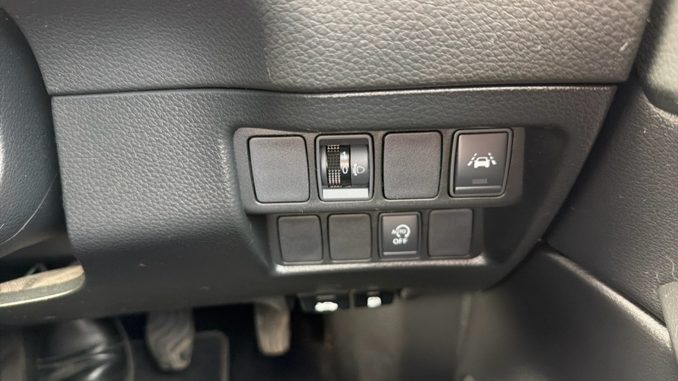Nissan Qashqai 1.3 DiG-T N-Connecta 5dr Petrol Hatchback - Image 33