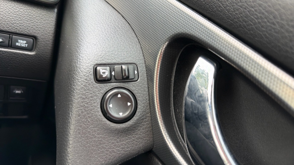 Nissan Qashqai 1.3 DiG-T N-Connecta 5dr Petrol Hatchback - Image 34