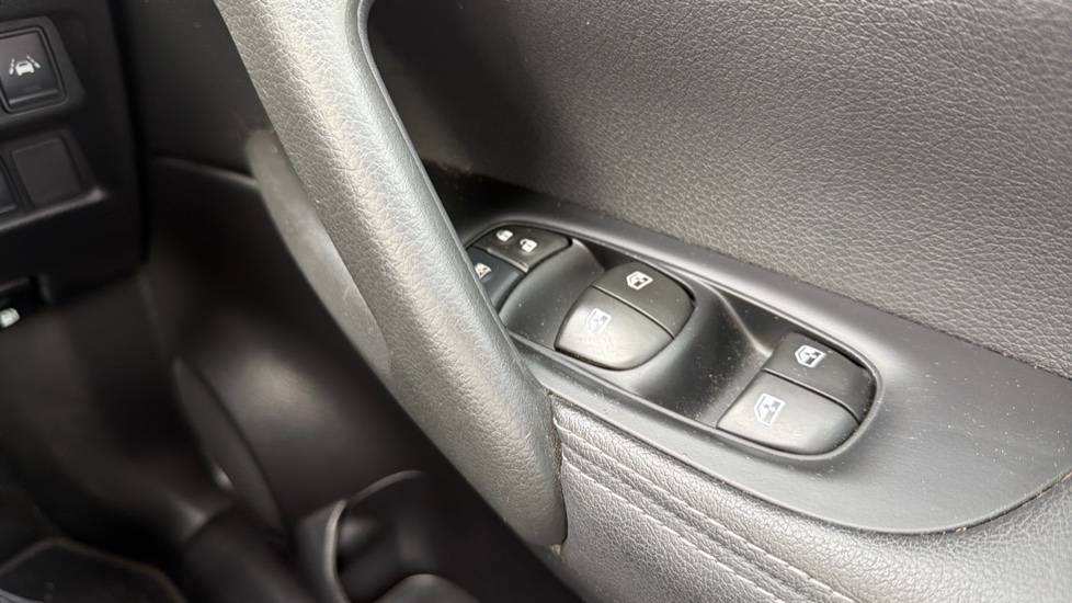 Nissan Qashqai 1.3 DiG-T N-Connecta 5dr Petrol Hatchback - Image 35