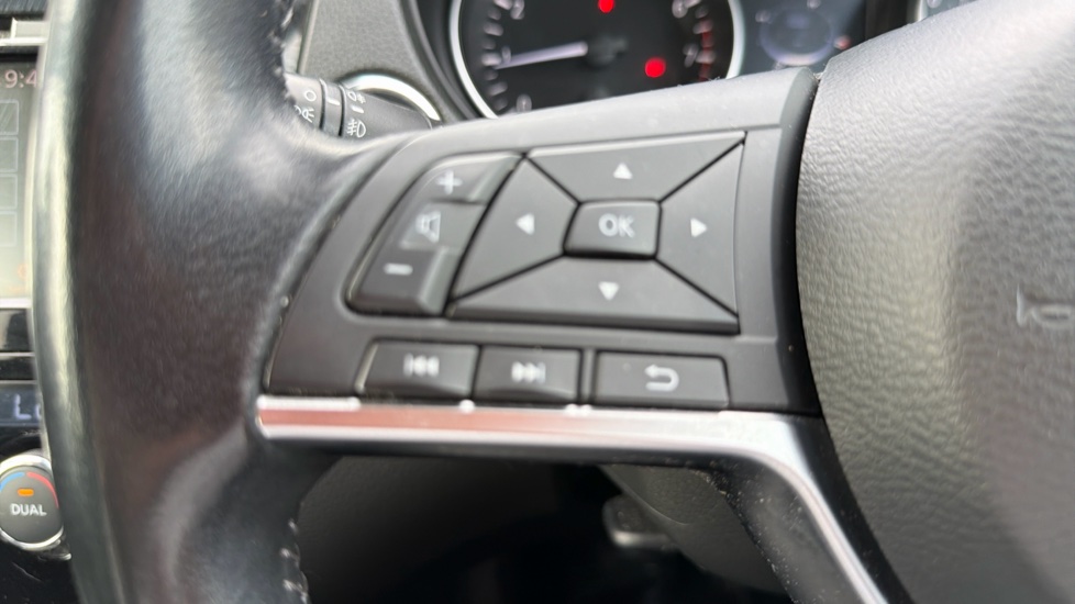 Nissan Qashqai 1.3 DiG-T N-Connecta 5dr Petrol Hatchback - Image 36