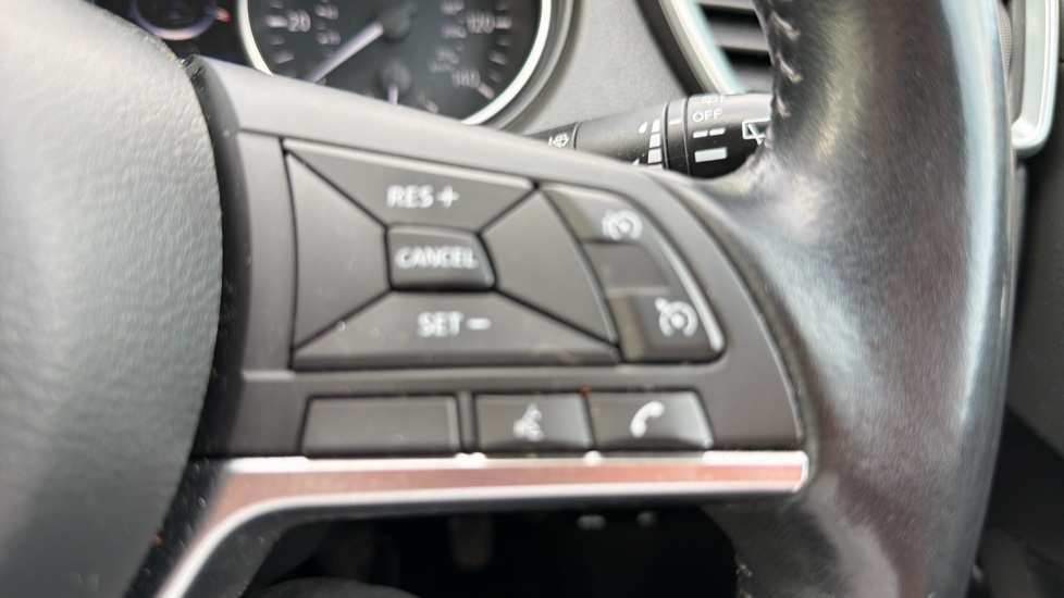 Nissan Qashqai 1.3 DiG-T N-Connecta 5dr Petrol Hatchback - Image 37