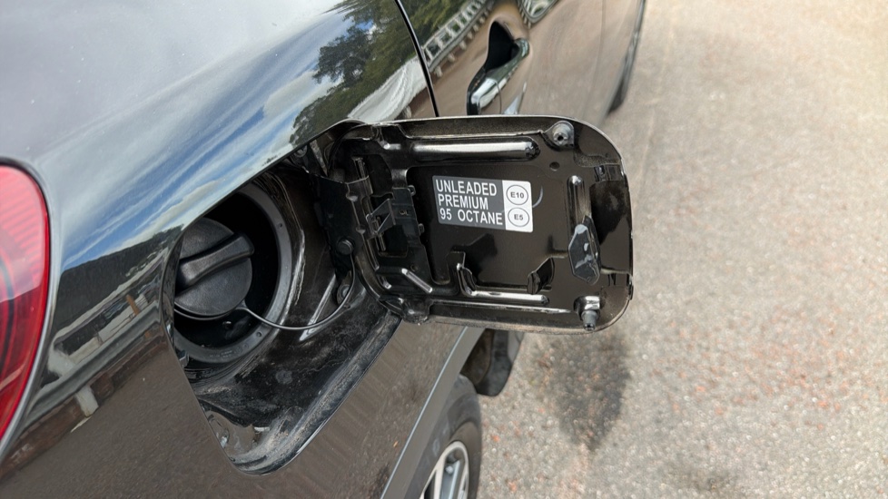 Nissan Qashqai 1.3 DiG-T N-Connecta 5dr Petrol Hatchback - Image 39