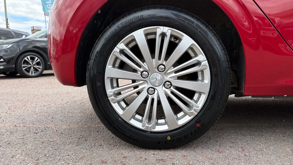 Peugeot 208 1.2 PureTech 82 Allure 5dr Petrol Hatchback - Image 7