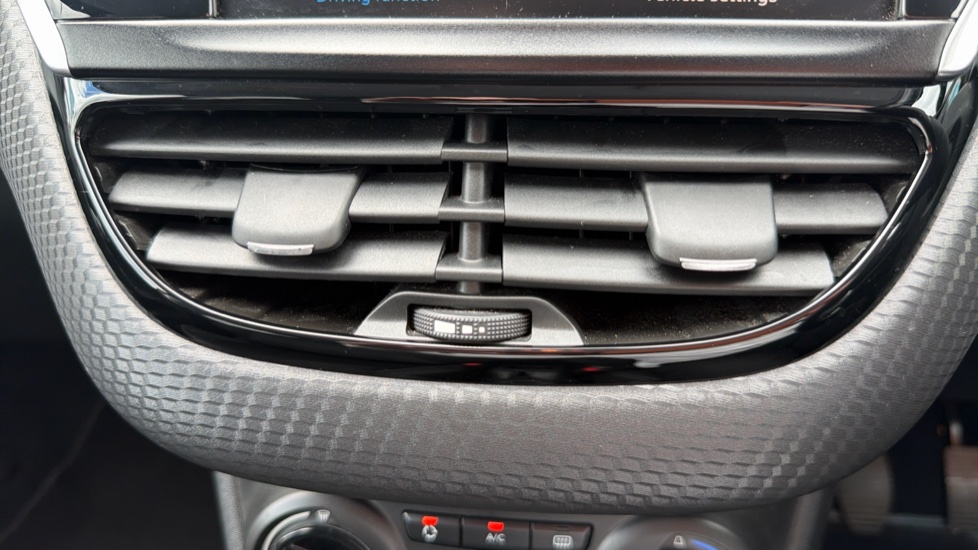 Peugeot 208 1.2 PureTech 82 Allure 5dr Petrol Hatchback - Image 27