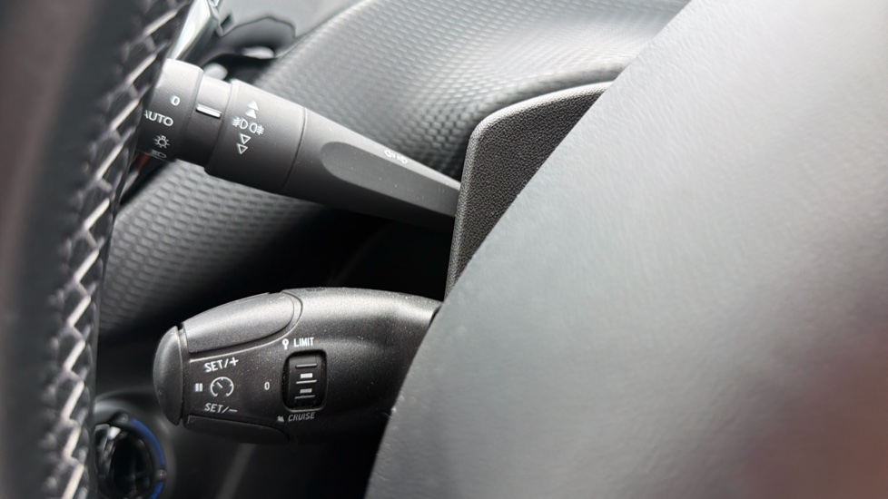 Peugeot 208 1.2 PureTech 82 Allure 5dr Petrol Hatchback - Image 31