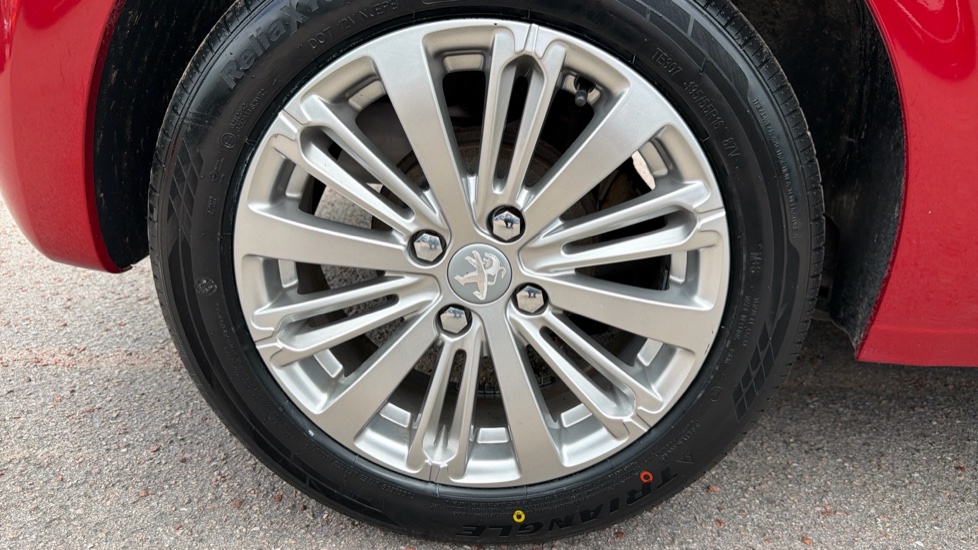 Peugeot 208 1.2 PureTech 82 Allure 5dr Petrol Hatchback - Image 37