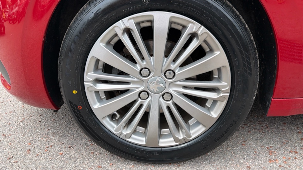 Peugeot 208 1.2 PureTech 82 Allure 5dr Petrol Hatchback - Image 39