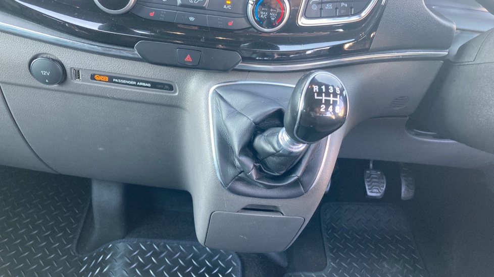 Ford Tourneo Custom Transit Custom Tourneo L2 Diesel Fwd 2.0 EcoBlue 130ps Low Roof 8 Seater Titanium - Image 13