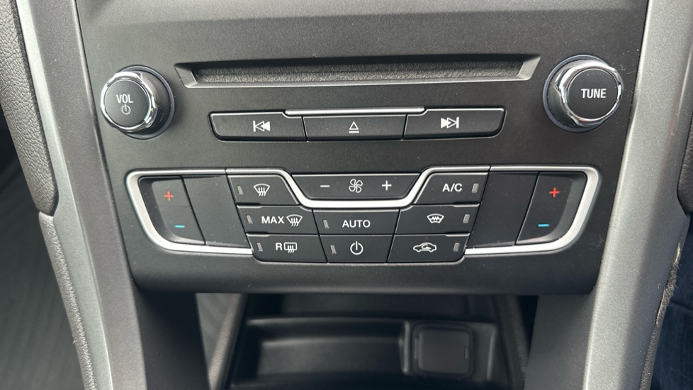 Ford Mondeo 2.0 TDCi Titanium 5dr Diesel Hatchback - Image 27