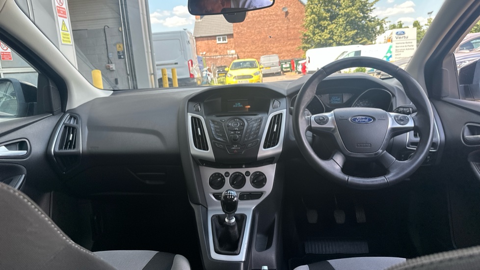 Ford Focus 1.0 125 EcoBoost Zetec 5dr Petrol Hatchback - Image 10