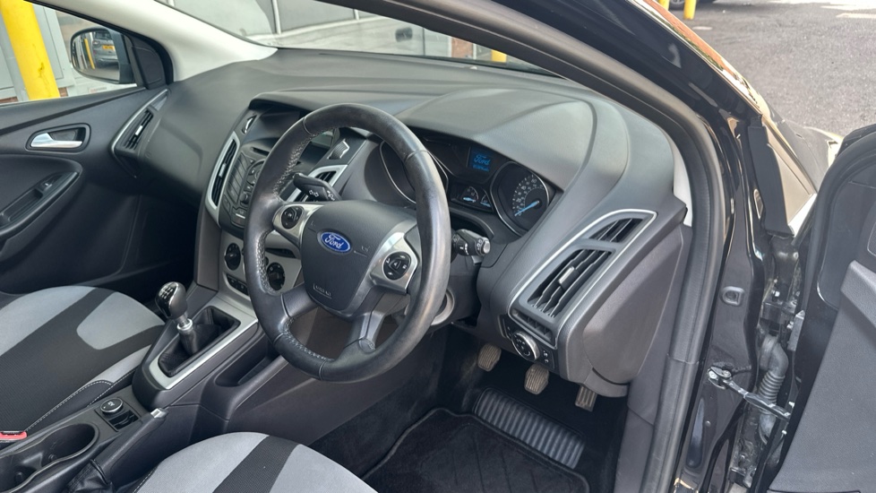 Ford Focus 1.0 125 EcoBoost Zetec 5dr Petrol Hatchback - Image 11