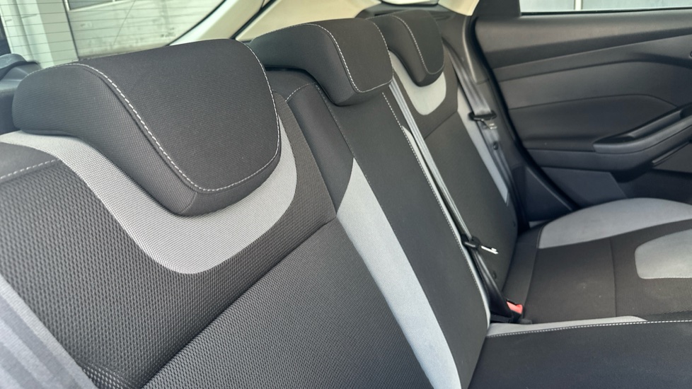 Ford Focus 1.0 125 EcoBoost Zetec 5dr Petrol Hatchback - Image 15
