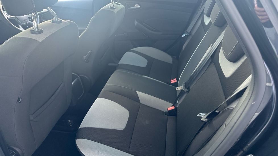 Ford Focus 1.0 125 EcoBoost Zetec 5dr Petrol Hatchback - Image 16