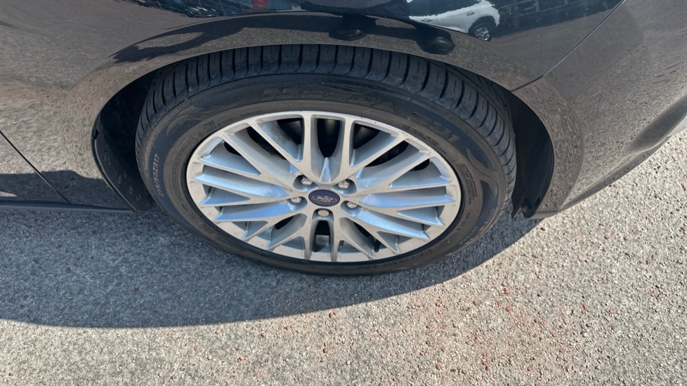 Ford Focus 1.0 125 EcoBoost Zetec 5dr Petrol Hatchback - Image 21