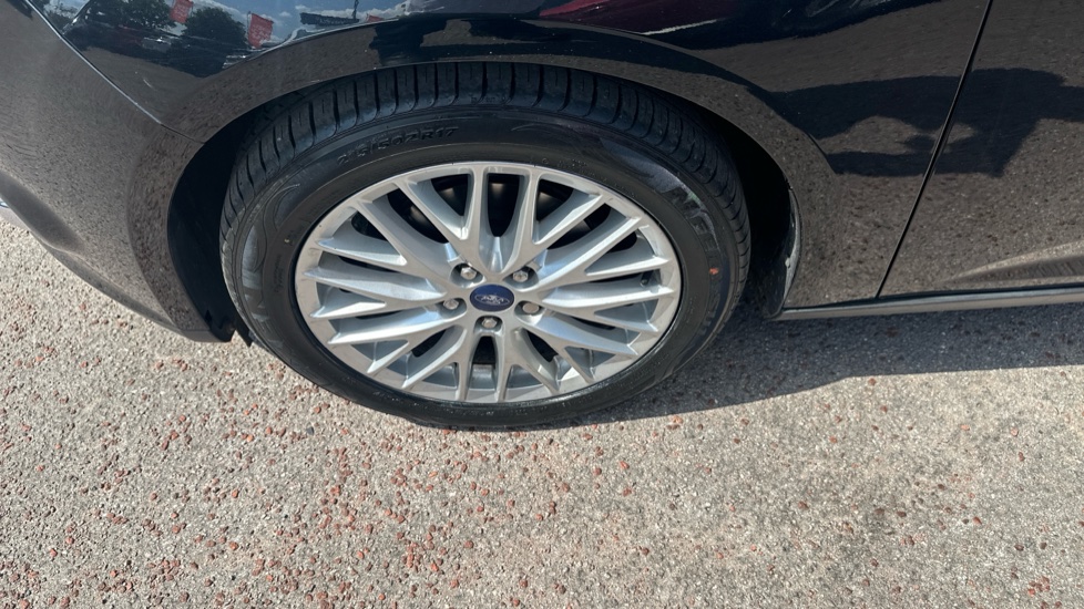 Ford Focus 1.0 125 EcoBoost Zetec 5dr Petrol Hatchback - Image 23