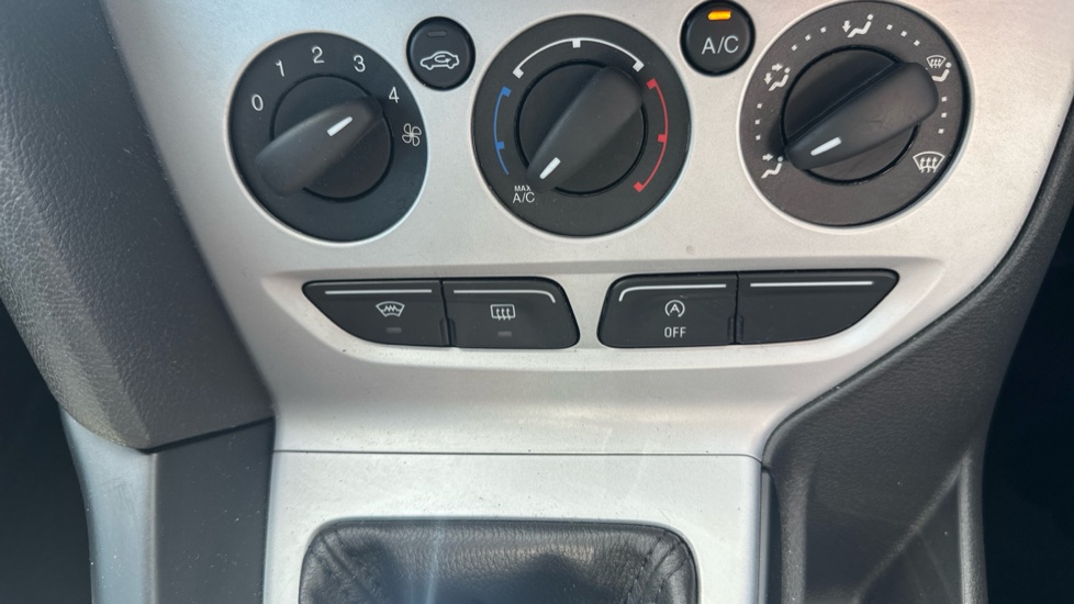 Ford Focus 1.0 125 EcoBoost Zetec 5dr Petrol Hatchback - Image 30