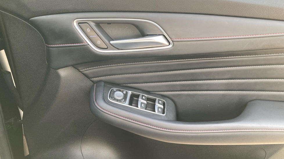 MG HS 1.5 T-GDI Exclusive 5dr Petrol Hatchback - Image 26
