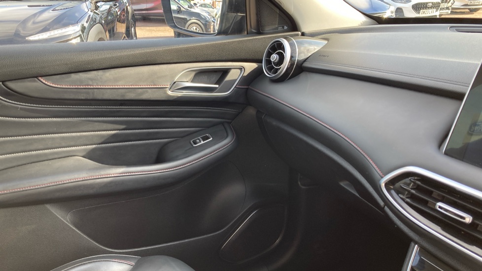 MG HS 1.5 T-GDI Exclusive 5dr Petrol Hatchback - Image 27