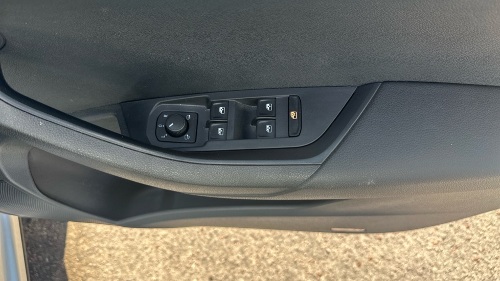 Skoda Karoq 1.5 TSI SE Drive 5dr DSG Petrol Estate - Image 35