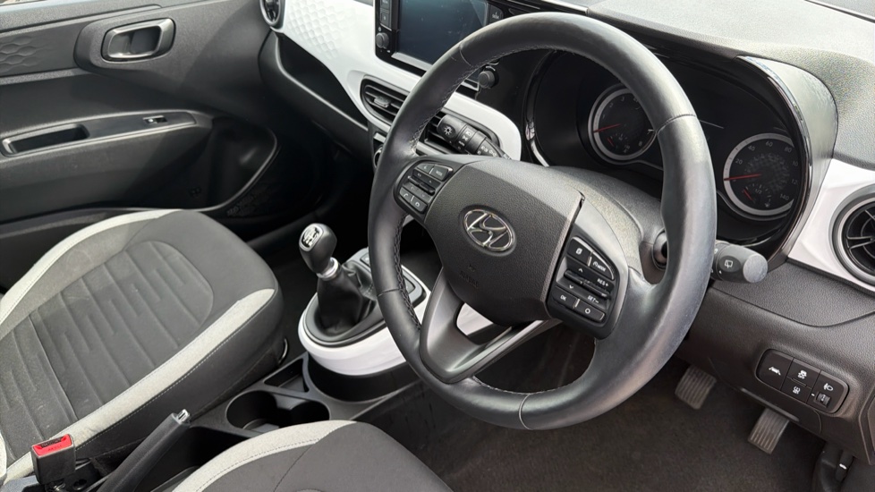 Hyundai i10 1.0 MPi Premium 5dr Petrol Hatchback - Image 11