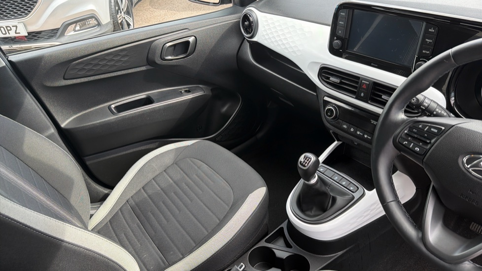 Hyundai i10 1.0 MPi Premium 5dr Petrol Hatchback - Image 14