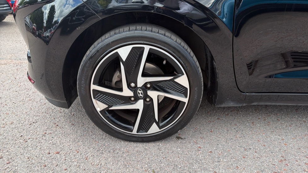 Hyundai i10 1.0 MPi Premium 5dr Petrol Hatchback - Image 21