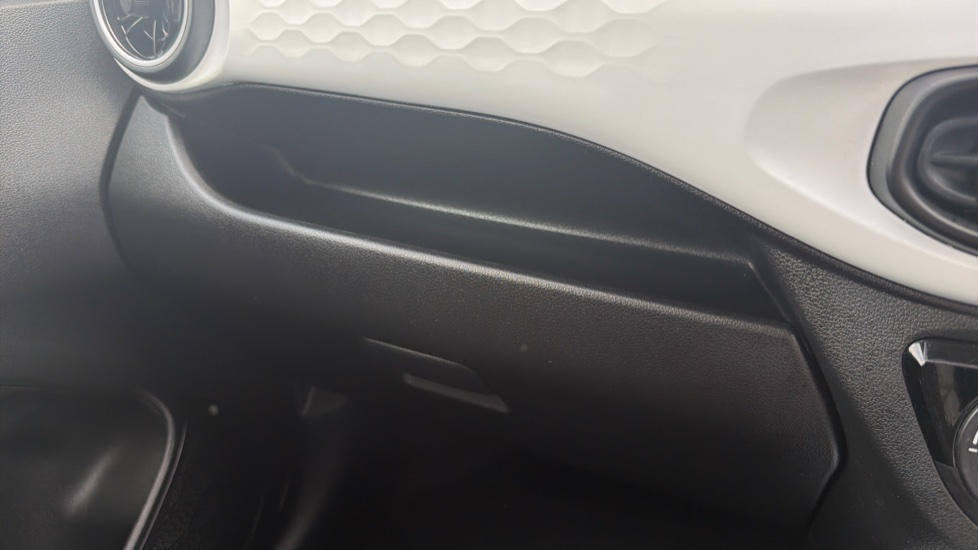 Hyundai i10 1.0 MPi Premium 5dr Petrol Hatchback - Image 32