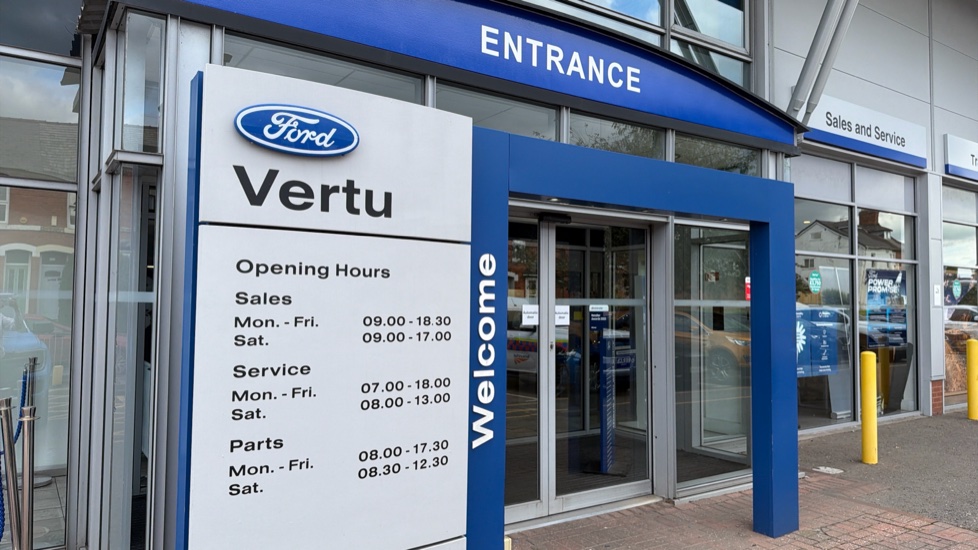 Hyundai i10 1.0 MPi Premium 5dr Petrol Hatchback - Image 35