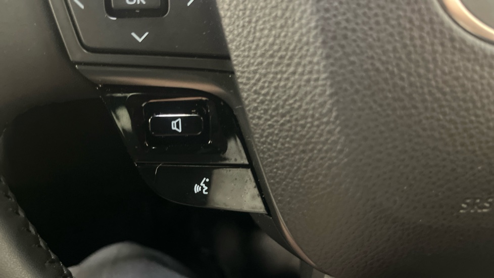 Toyota C-HR 1.8 Hybrid Design 5dr CVT Hybrid Hatchback - Image 22