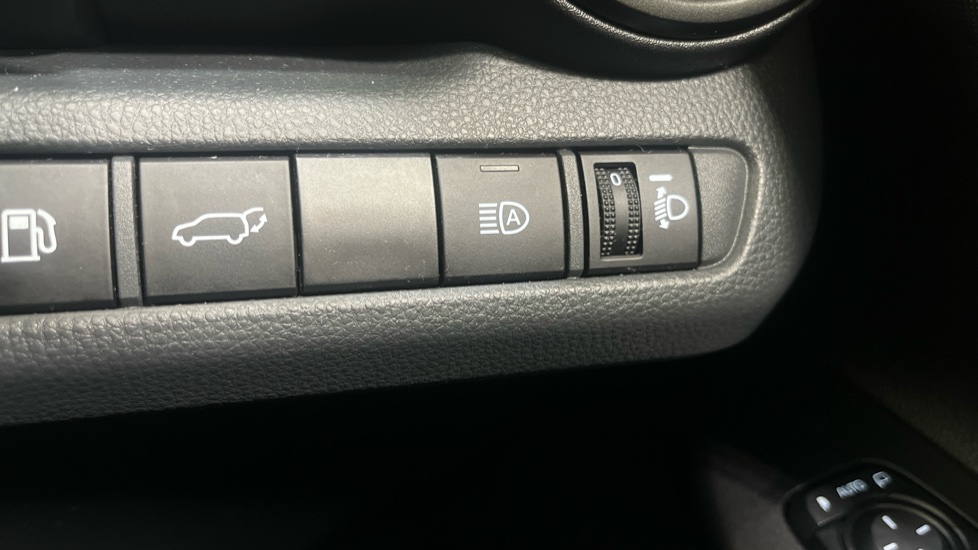 Toyota C-HR 1.8 Hybrid Design 5dr CVT Hybrid Hatchback - Image 26