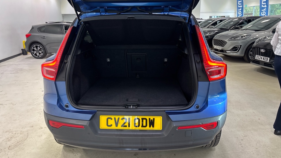 Volvo XC40 1.5 T3 [163] R DESIGN 5dr Petrol Estate - Image 4