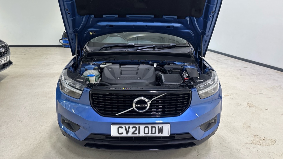 Volvo XC40 1.5 T3 [163] R DESIGN 5dr Petrol Estate - Image 8