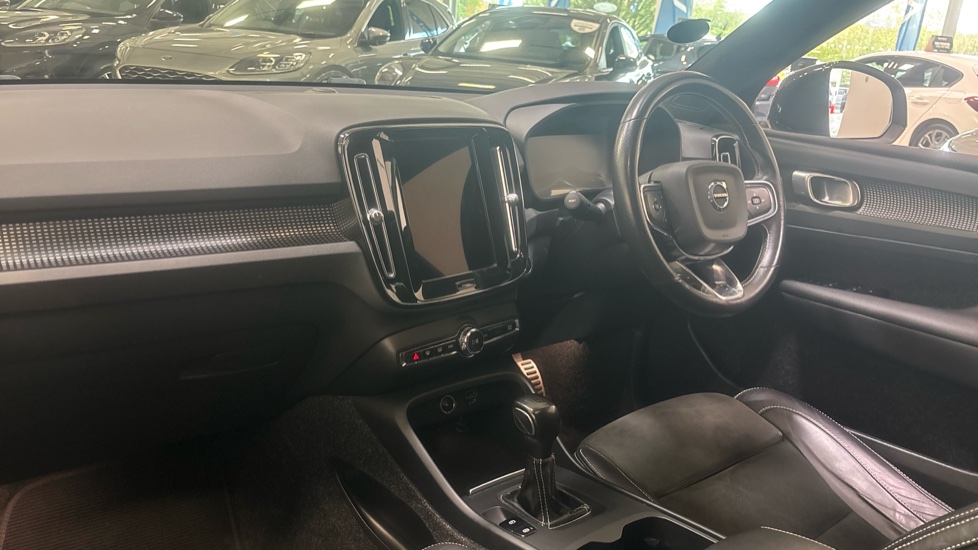 Volvo XC40 1.5 T3 [163] R DESIGN 5dr Petrol Estate - Image 9