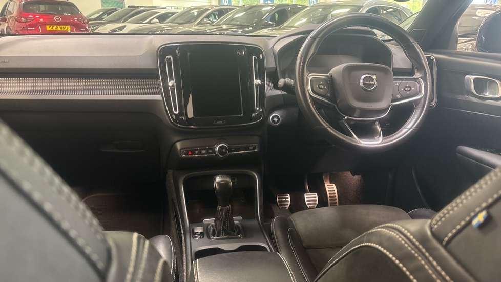 Volvo XC40 1.5 T3 [163] R DESIGN 5dr Petrol Estate - Image 10