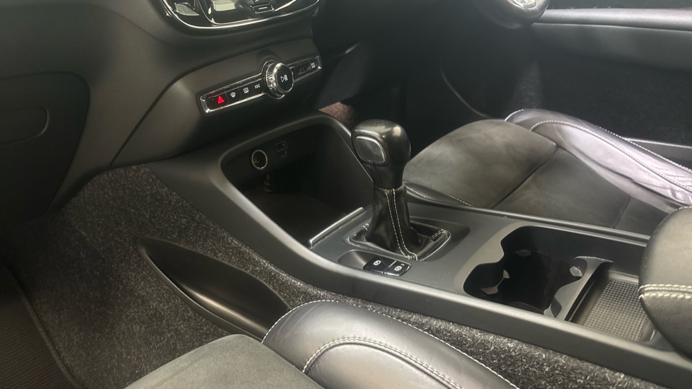 Volvo XC40 1.5 T3 [163] R DESIGN 5dr Petrol Estate - Image 13
