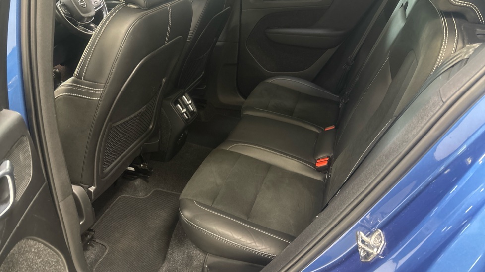 Volvo XC40 1.5 T3 [163] R DESIGN 5dr Petrol Estate - Image 16