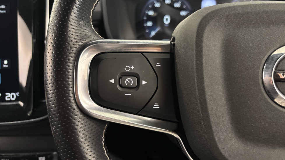 Volvo XC40 1.5 T3 [163] R DESIGN 5dr Petrol Estate - Image 25